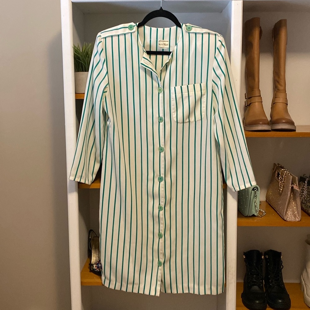 French Fact Vintage dress from the 80s. Size small. Padded shoulders.